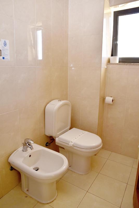 Twin Room image 4