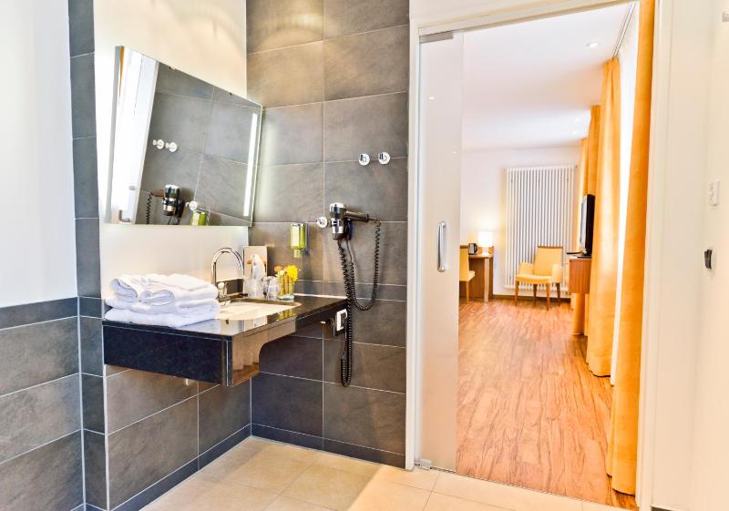 Standard Twin Room image 3