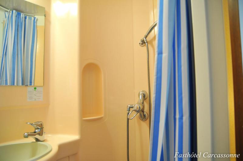 Twin Room with 2 Single Beds image 2