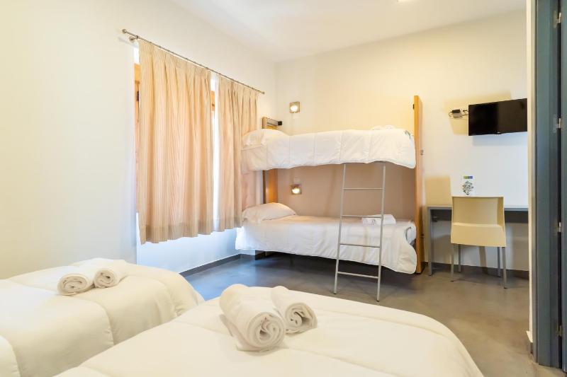 Triple Room with Bathroom image 4