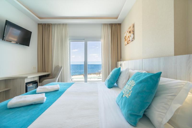 Double Room with Sea View image 4