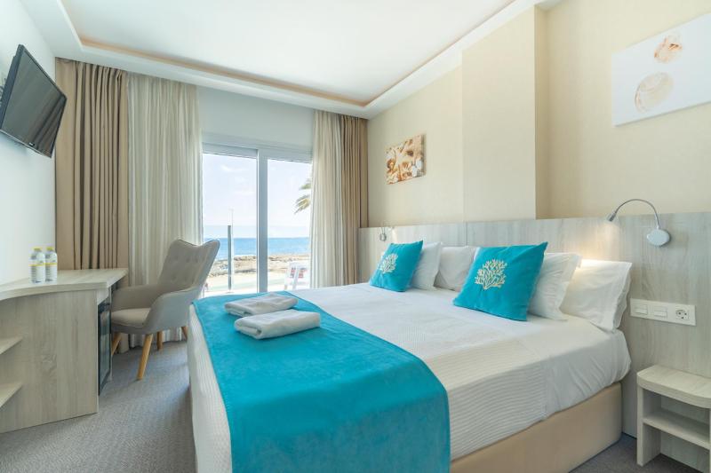 Double Room with Sea View image 1