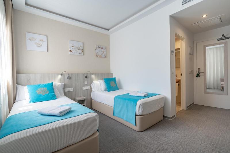 Standard Twin Room image 3