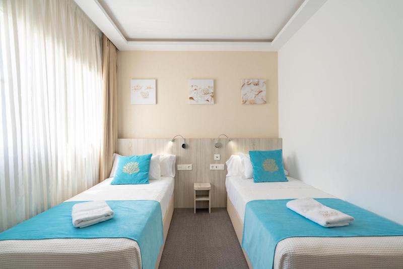 Standard Twin Room image 4