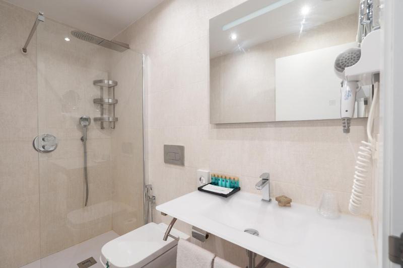 Standard Double Room image 4