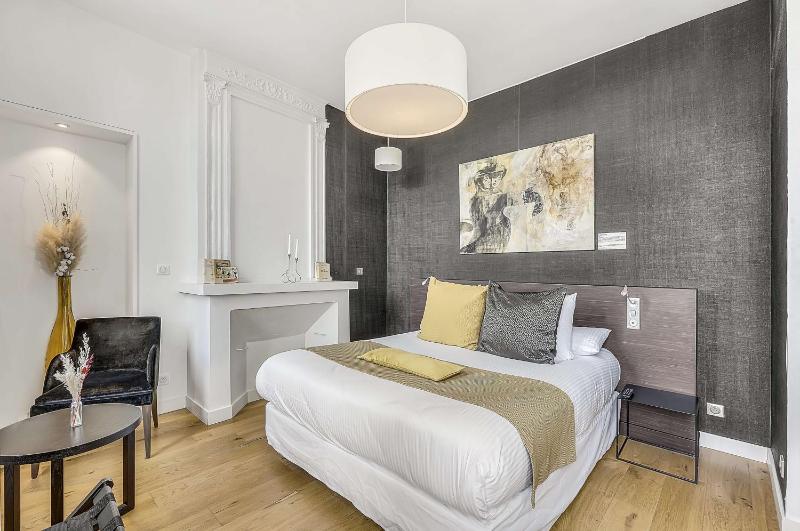 Deluxe King Room image 1