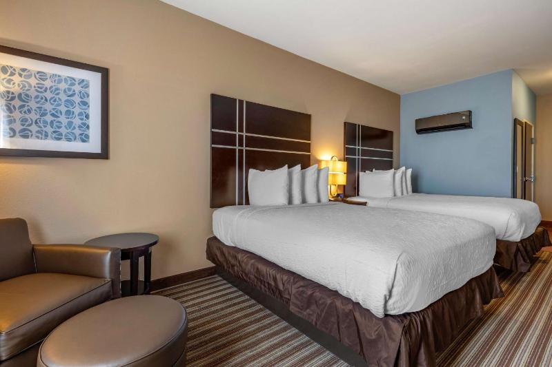 Queen Room with Two Queen Beds image 4
