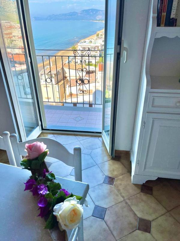 Studio with Balcony and Sea View image 2