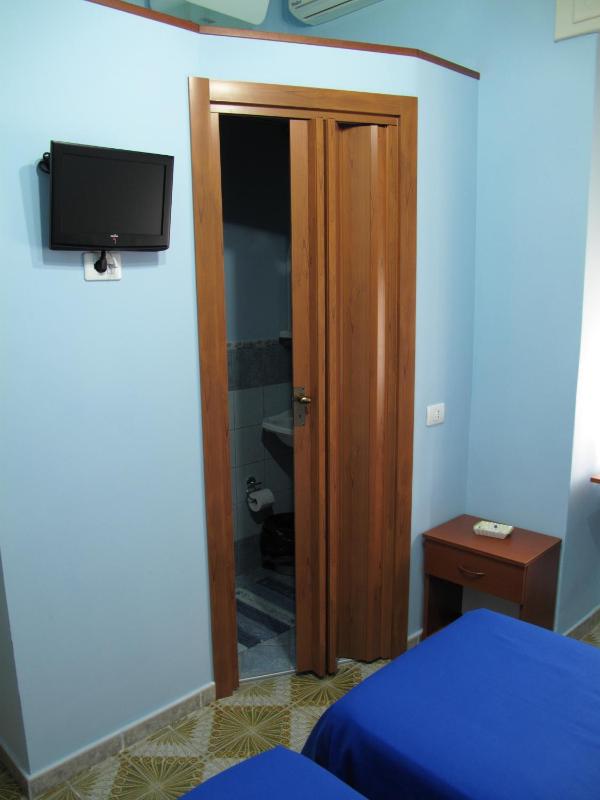 Single Room image 3