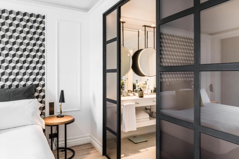 Junior Suite with Balcony image 2