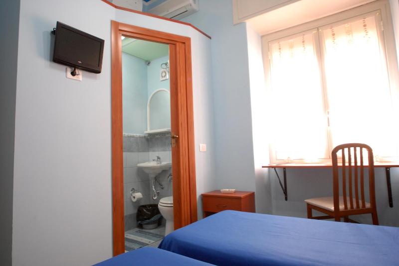 Single Room image 4