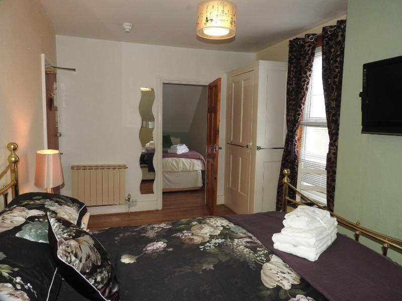 Classic Quadruple Room image 1