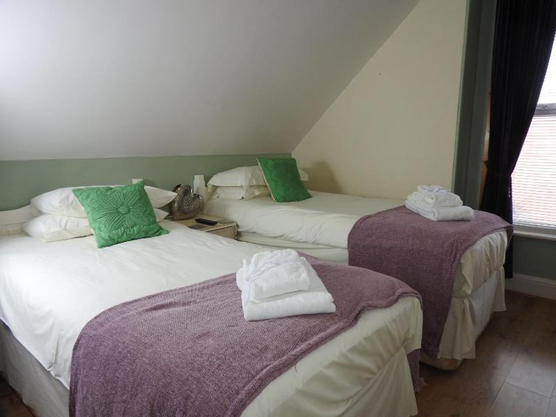 Classic Quadruple Room image 3