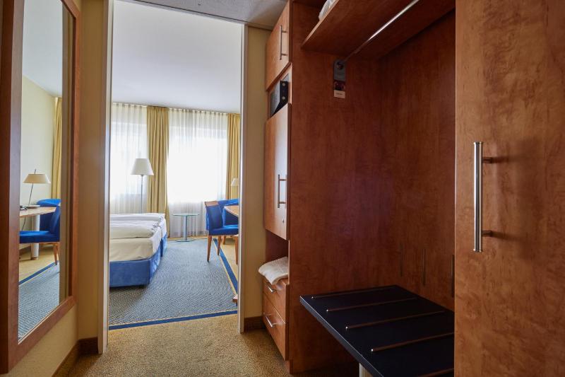 Standard Twin Room image 4