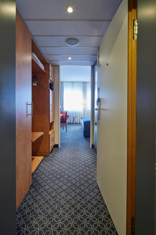 Standard King Room image 4
