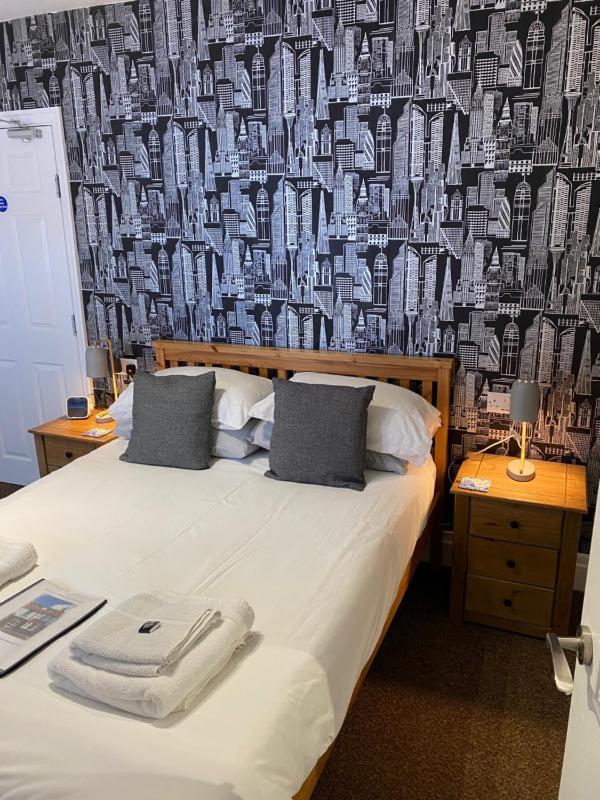 Large Double Room image 1