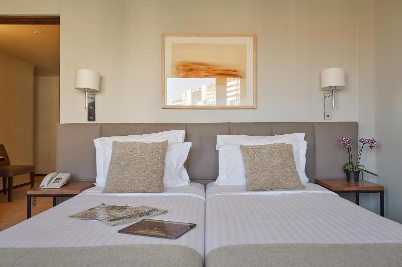 Deluxe Double or Twin Room image 1