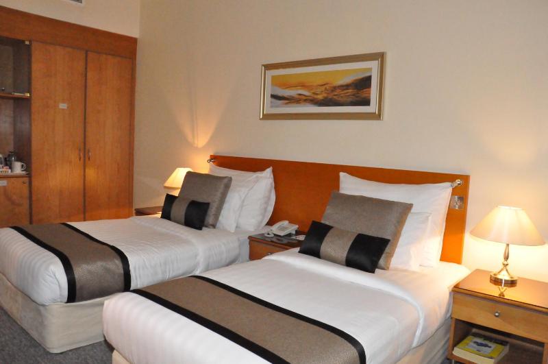 Standard Twin Room image 4