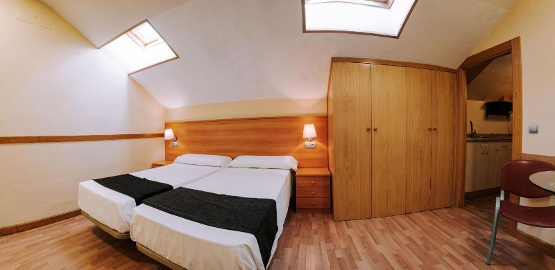 Studio (2 Adults) image 4