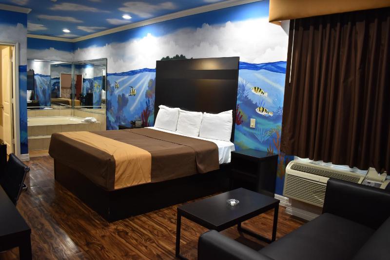King Room with Spa Bath image 4