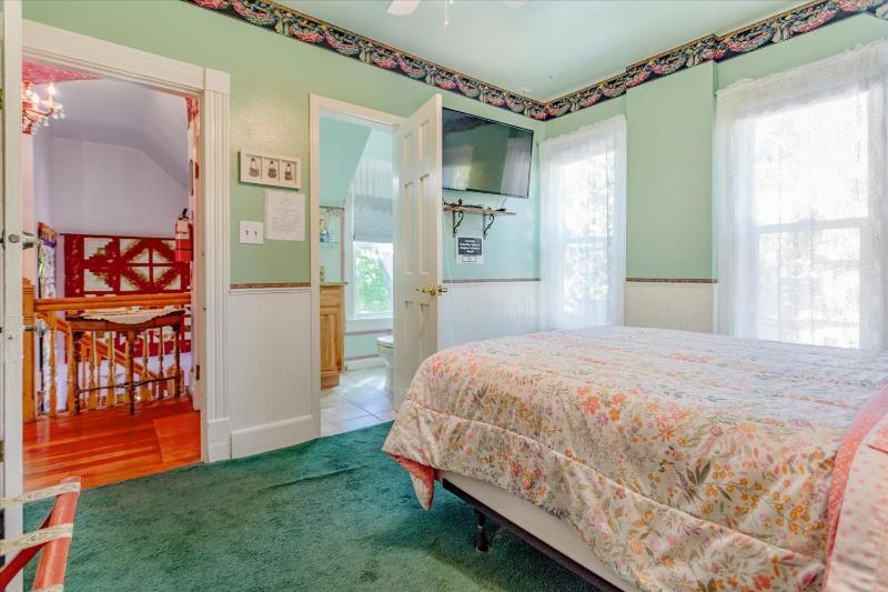Queen Room image 3