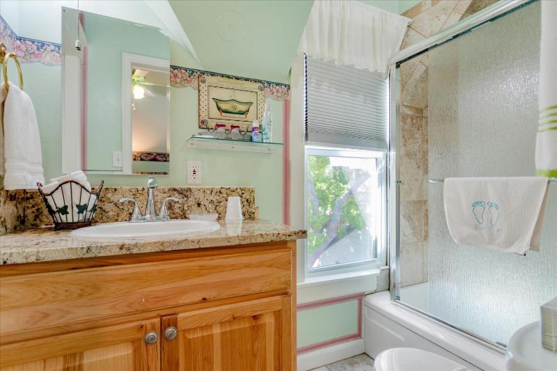 Queen Room image 4