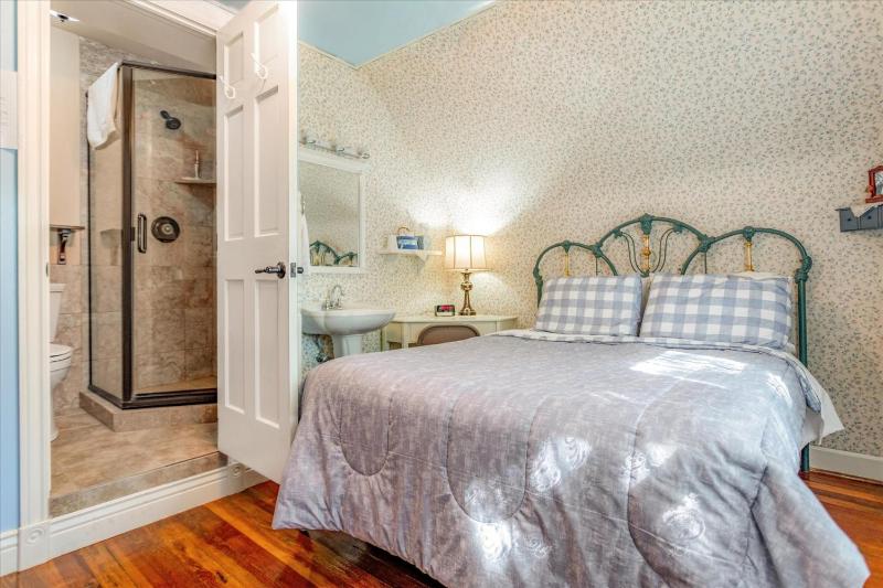 Queen Room image 2