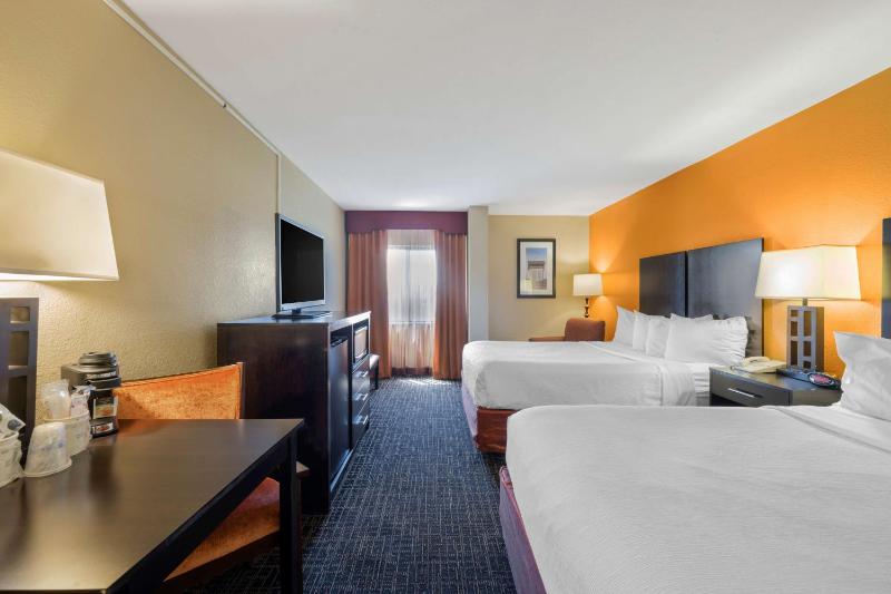 King Room with Queen Bed - Non-Smoking image 4