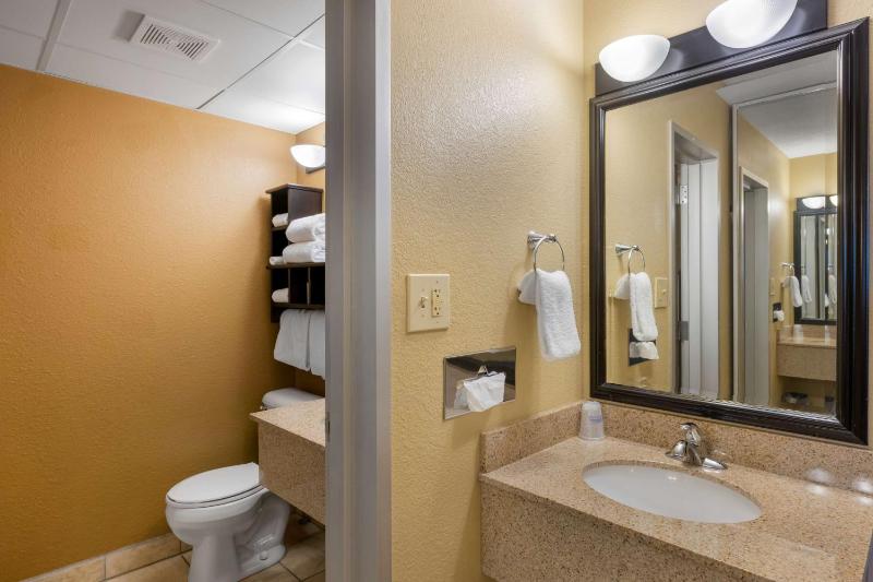 King Room with Queen Bed - Non-Smoking image 2