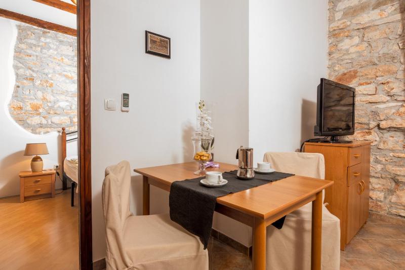 One-Bedroom Apartment image 3