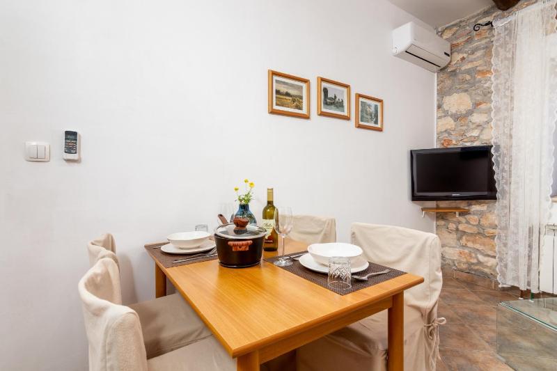 One-Bedroom Apartment image 4