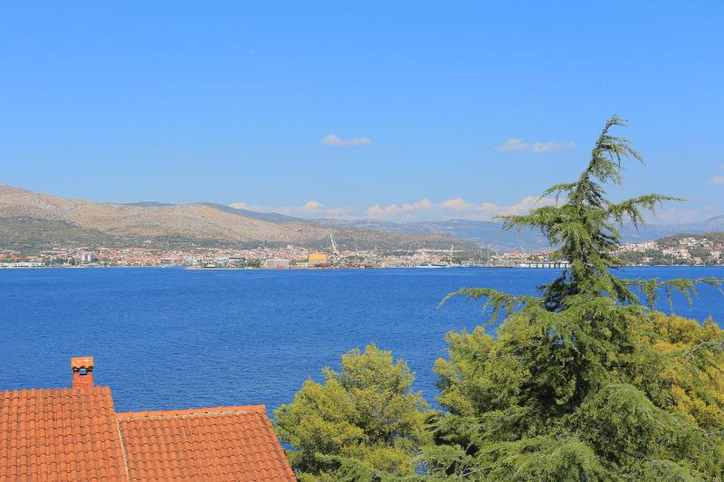 One-Bedroom Apartment with Terrace and Sea View image 3