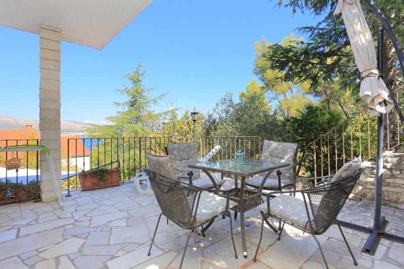 Zero-Bedroom Studio with Terrace and Sea View image 3