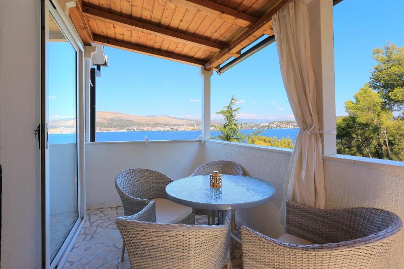 One-Bedroom Apartment with Terrace and Sea View image 4
