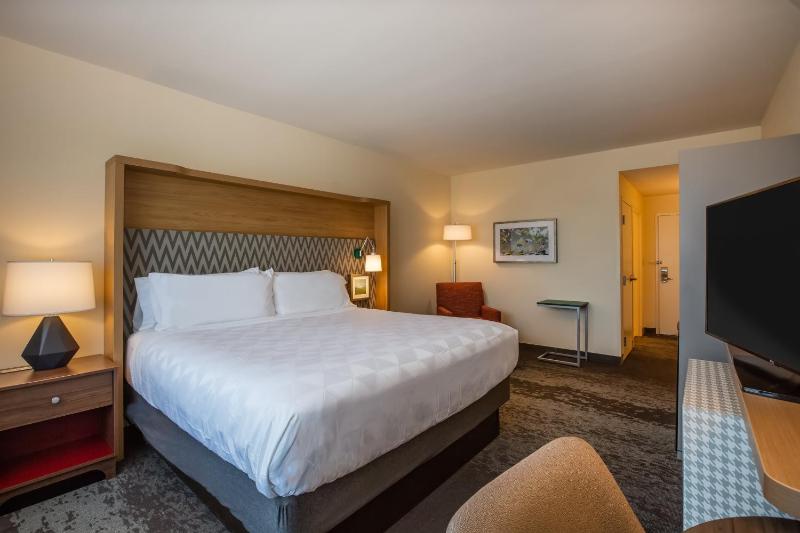 Standard King Room image 2