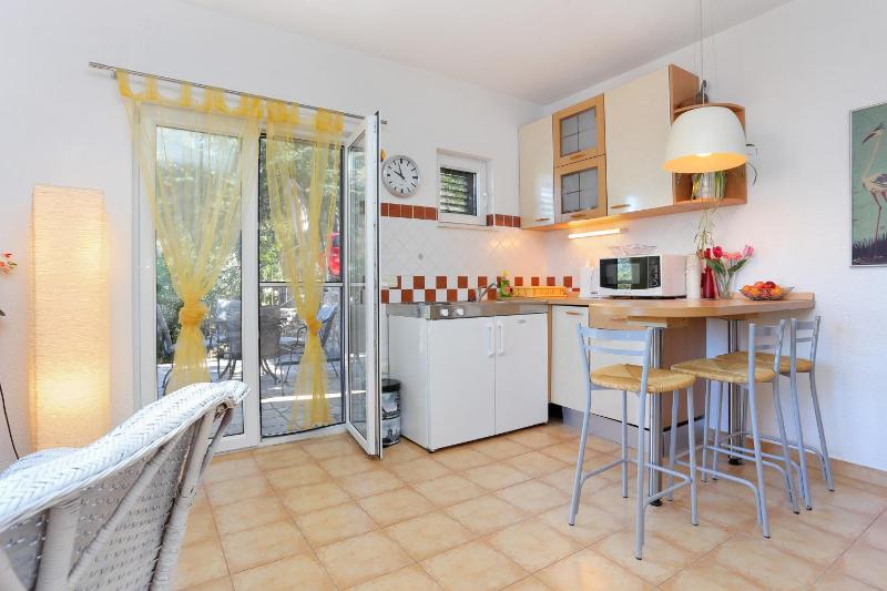 Zero-Bedroom Studio with Terrace and Sea View image 4