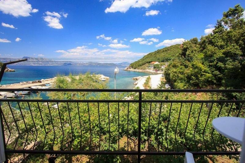 Apartment with Terrace and Sea View image 3