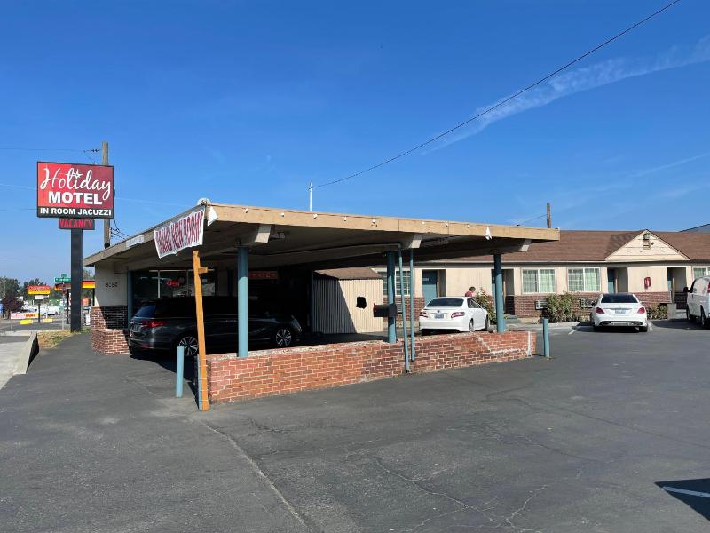 Holiday Motel - image 12