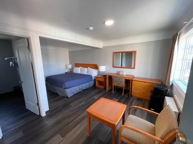 Holiday Motel - image 5