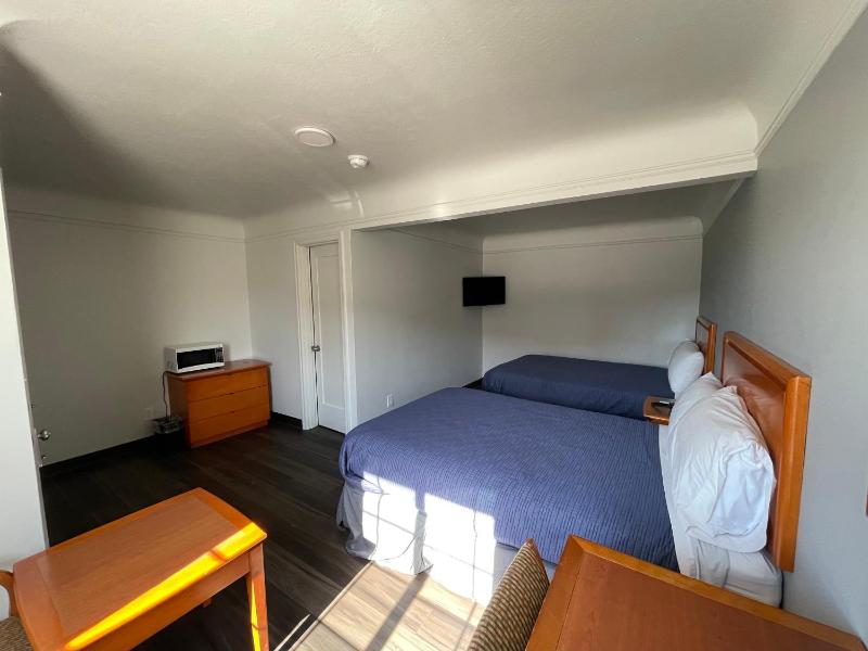 Holiday Motel - image 15