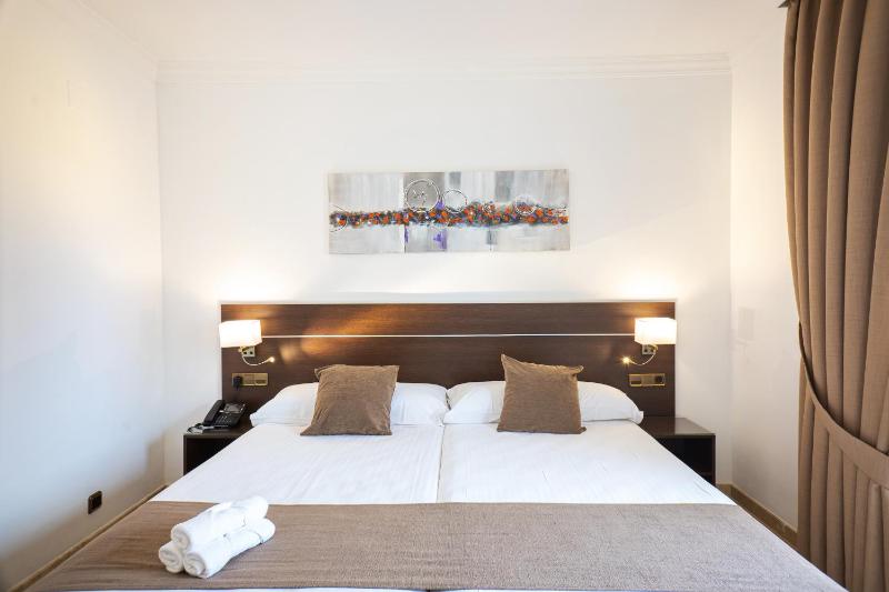 Twin Room with Terrace image 3