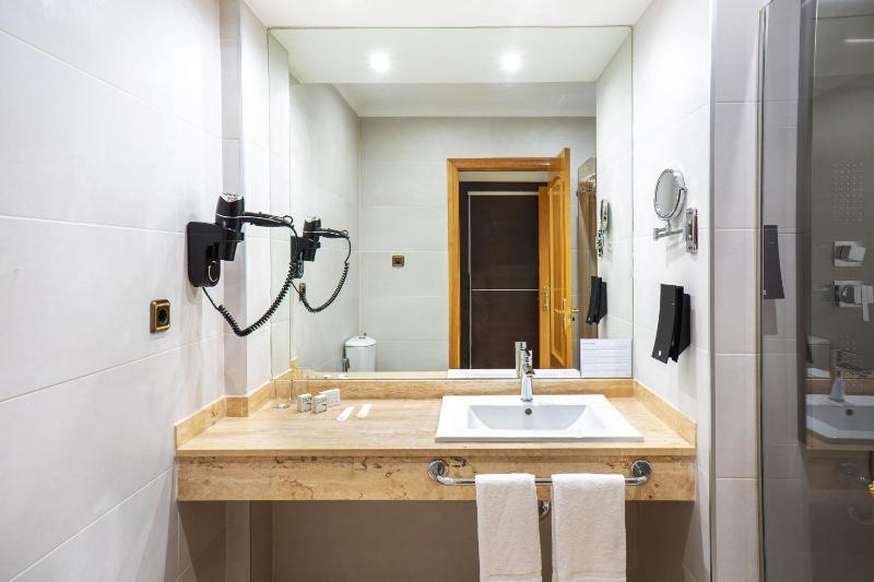 Twin Room with Terrace image 4