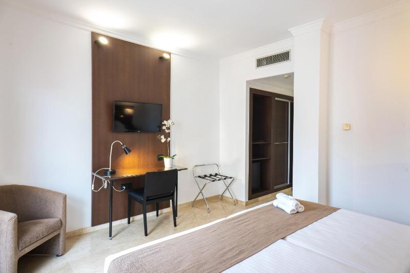 Twin Room with Extra Bed image 4