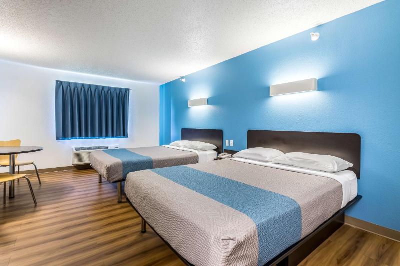 Deluxe Queen Room with Two Queen Beds - Non-Smoking image 2