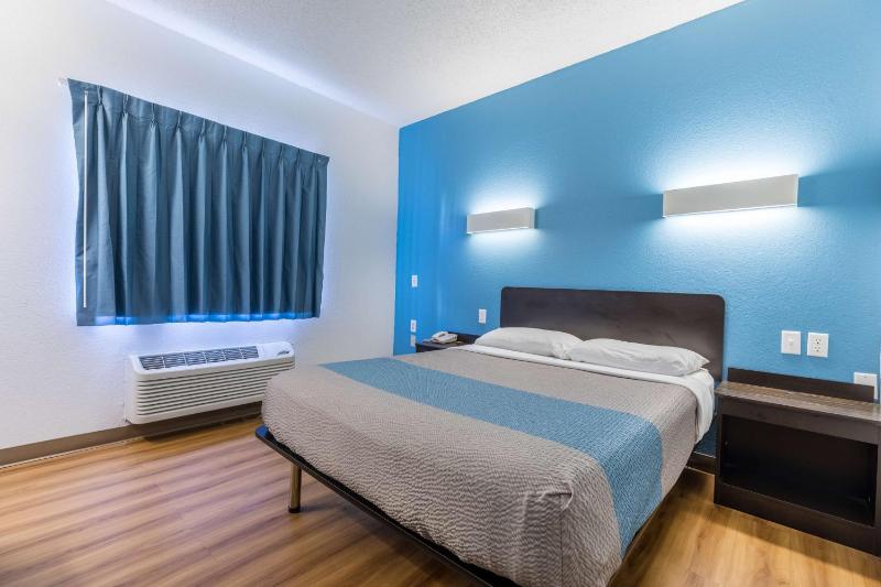 Deluxe King Room image 2