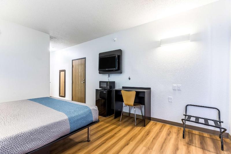 Queen Room - Disability Access - Non-Smoking image 3