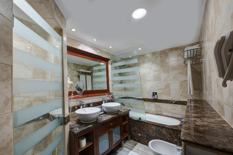 Deluxe Twin Room image 1