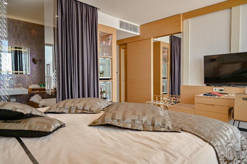 Superior Double Room with Sea View image 2
