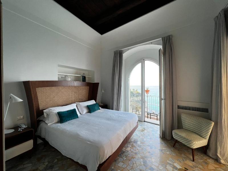 Deluxe Double Room with Balcony and Sea View image 2