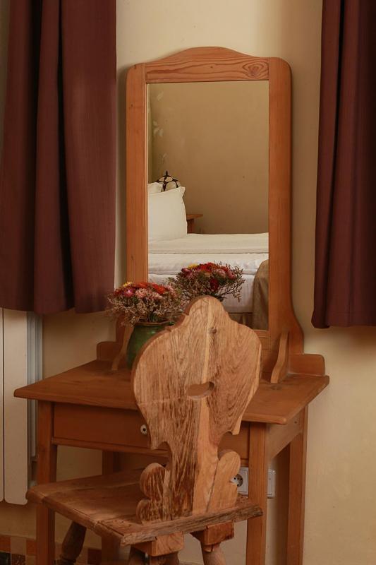 Standard Queen Room image 3